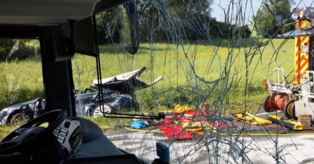 В Германии пожилая пара на легковушке столкнулась с автобусом со школьниками: 23 пострадавших - ru.tsn.ua - Германия