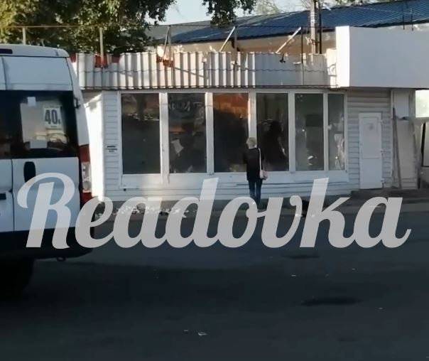 Буйная смолянка устроила погром на Колхозной площади - readovka.ru - Смоленск