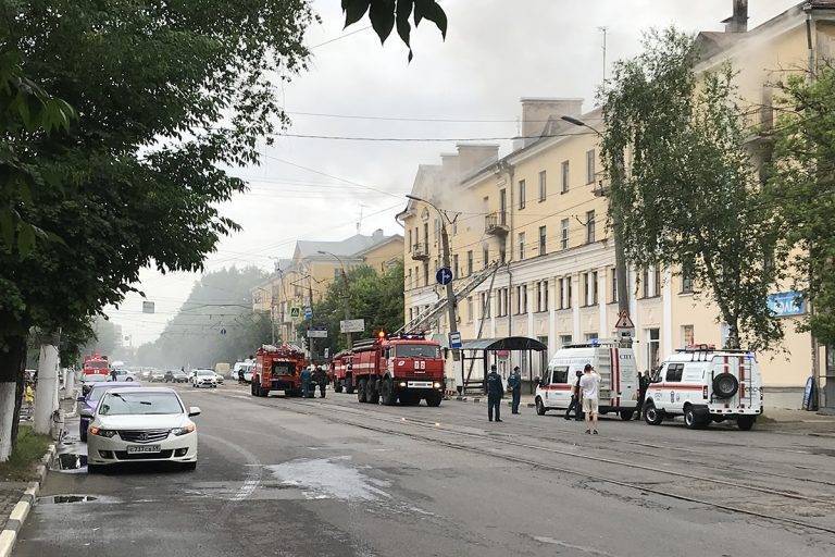 Сильный пожар на площади Мира в Твери: горит квартира на третьем этаже - tverigrad.ru - Тверская обл.