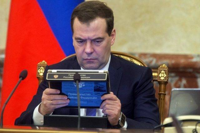 Дмитрий Медведев - Алексей Навальный - Неизвестные подсунули премьер-министру РФ Медведеву огурец - real-vin.com - Россия - Ирак