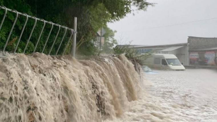Девушка и&nbsp;водитель троллейбуса спасли унесенного потоком воды ребенка в&nbsp;Севастополе - 5-tv.ru - Севастополь
