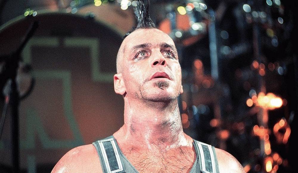 Тилль Линдеманн - Вокалист Rammstein сломал челюсть фанату, который оскорбил его девушку - nur.kz - Германия