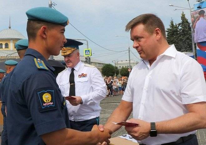 Николай Любимов - День России - Любимов наградил десантников на площади Ленина - ya62.ru - Москва - Россия - Рязанская обл. - Рязань