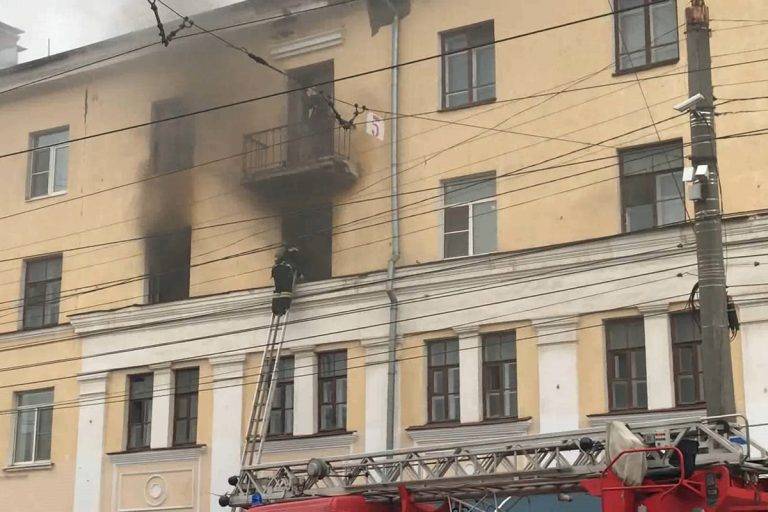 В Твери потушили сильный пожар в жилом доме на площади Мира - tverigrad.ru