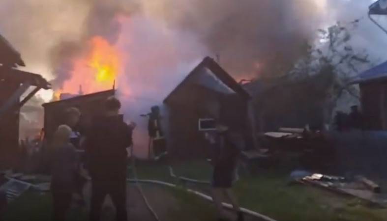 Серьезный пожар в Петрозаводске: сараи и бани вспыхнули как спички - 365news.biz - Петрозаводск