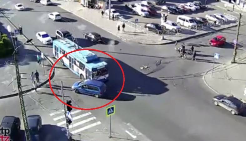 Троллейбус въехал в легковой автомобиль в Петрозаводске - 365news.biz - Карелия - Петрозаводск