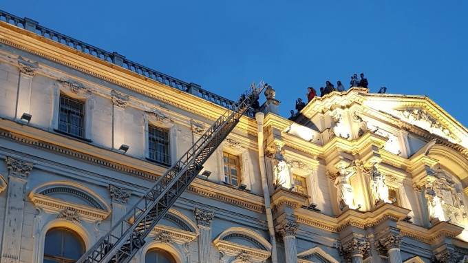 Школьников в 5 утра снимали с крыши на Дворцовой набережной - piter.tv - Санкт-Петербург - Алые Паруса