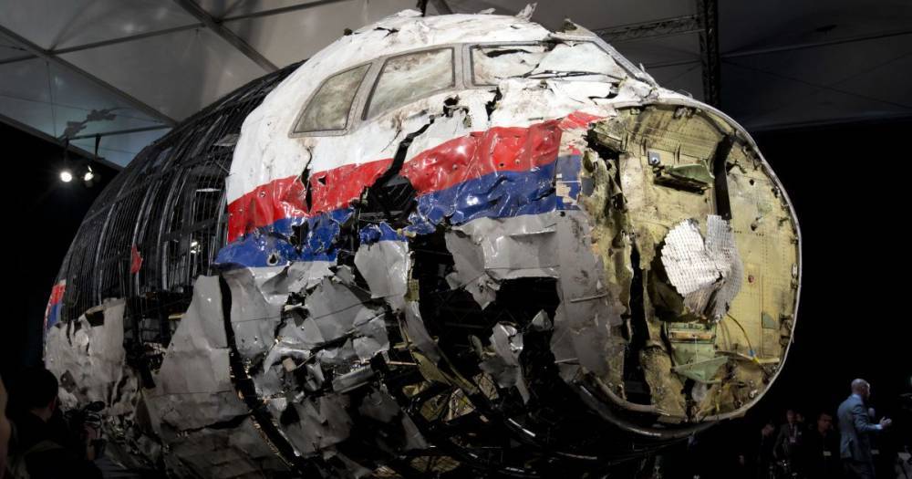Возле посольства РФ в Нидерландах родственники жертв MH17 требовали у россиян признать вину - ru.tsn.ua - Россия - Голландия - Донбасс