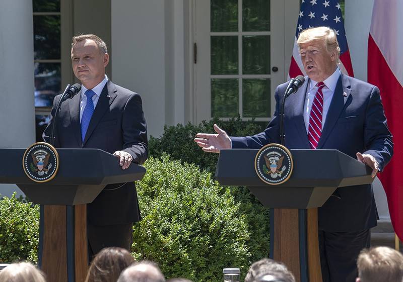 Дональд Трамп - Анджей Дуды - Паук свил паутину между микрофонами Трампа и Дуды - tvc.ru - Китай - США - Вашингтон - Польша - Варшава
