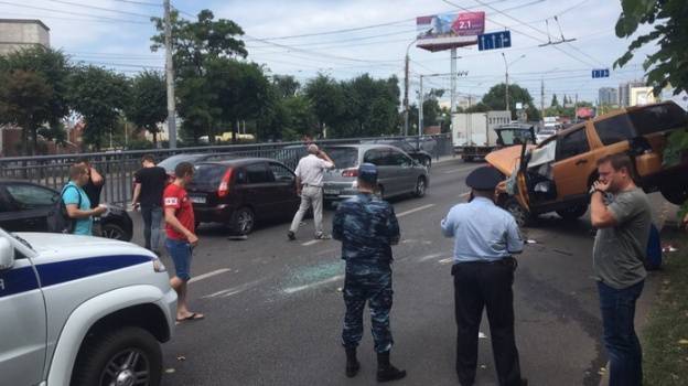 В Воронеже Land Rover на Московском проспекте протаранил пять машин и перевернулся - vestivrn.ru - Воронеж - Воронежская обл.