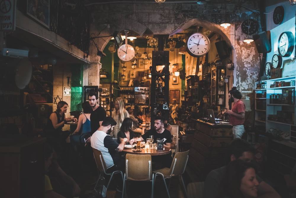 Тель-Авивский Ruin Bar Youngary в стиле знаменитых баров Будапешта - rusjev.net - Израиль - Венгрия - Тель-Авив - Будапешт