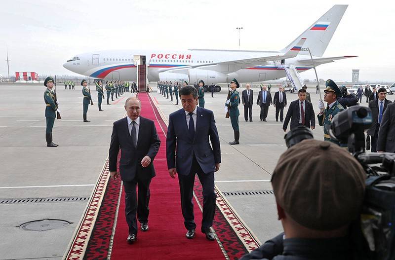 Владимир Путин - Сооронбай Жээнбеков - Нарендрой Моди - Путин и глава Киргизии провели встречу в аэропорту - tvc.ru - Россия - Киргизия - Индия - Бишкек