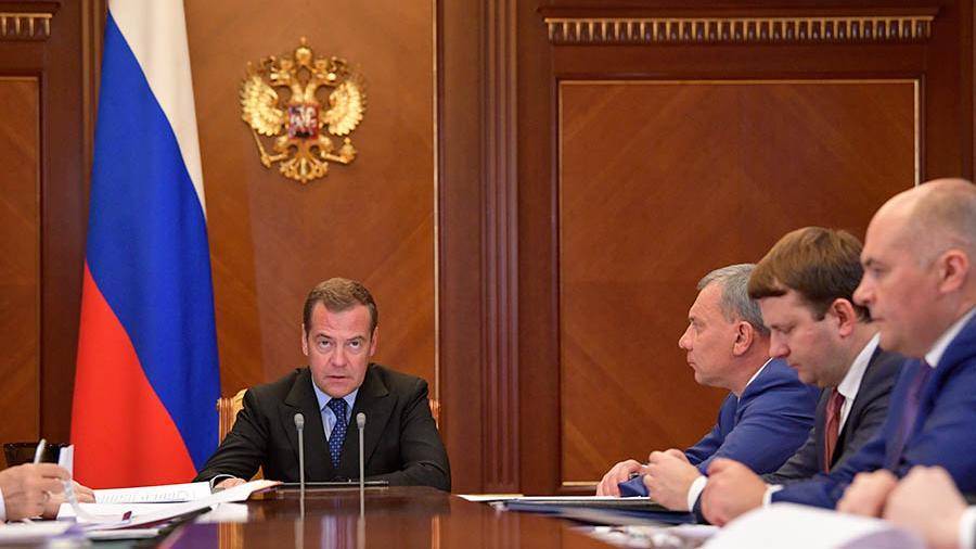 Владимир Путин - Дмитрий Медведев - Медведев потребовал объяснить промедления в финансировании нацпроектов - iz.ru - Россия