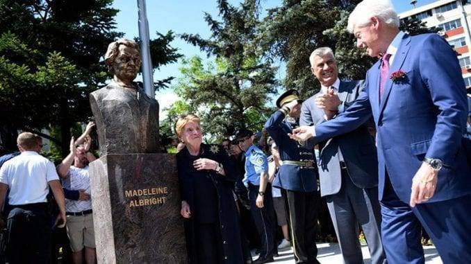 Вильям Клинтон - Хашим Тачи - Мадлен Олбрайт - Косовский памятник. Торжество военных преступников в центре Европы - pravdoryb.info - США - Сербия - Косово