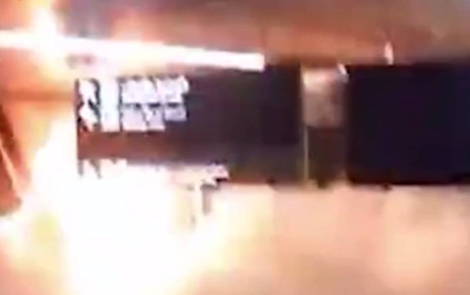 Момент взрыва баллистической ракеты в аэропорту Саудовской Аравии попал на видео - ren.tv - Саудовская Аравия - Йемен - с. 2012 Года