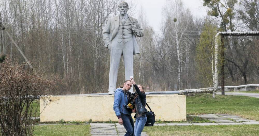 В Припяти туристы делают неуместные селфи и эротические фото. Продюсер "Чернобыля" обратился к ним - ru.tsn.ua - Украина - Припять
