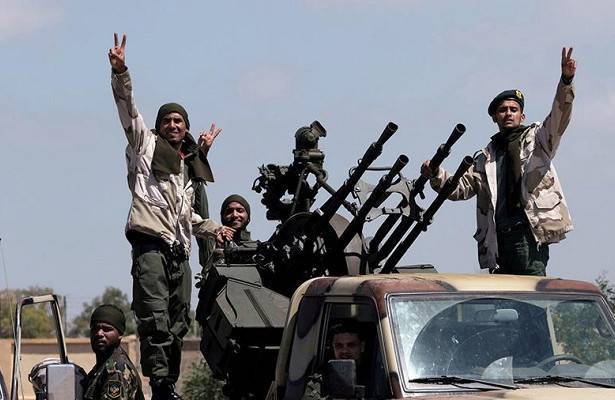 Фаиз Сараджа - СМИ: армия Хафтара сбила в Ливии самолет лояльных кабмину в Триполи сил - newtvnews.ru - Ливия - Триполи - Мисурат