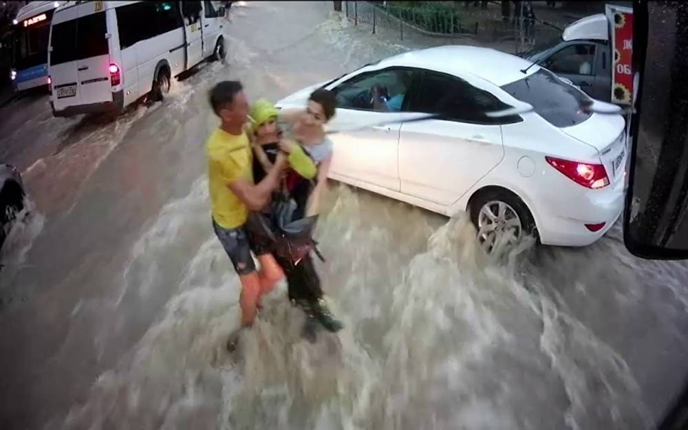 Мужчина и женщина: чудесное спасение ребенка, которого унесло потоком воды на дороге - zr.ru
