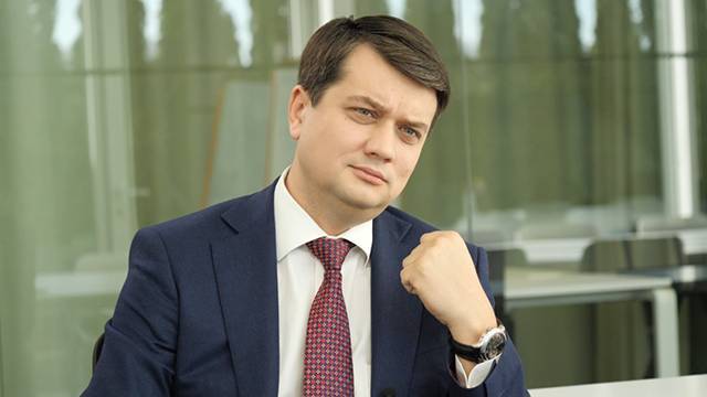 Дмитрий Разумков - Петр Порошенко - Наталья Мосейчук - Глава партии Зеленского пообещал перейти на украинский язык только при избрании в Раду - ren.tv - Украина