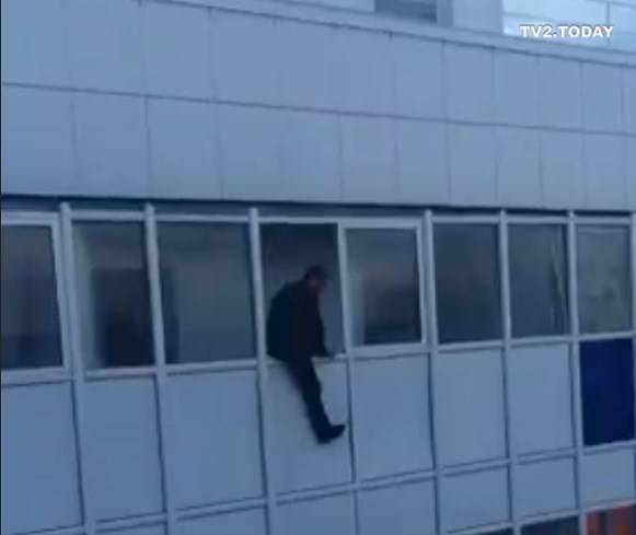 Алексей Колмаков - В Томске спасли мужчину, свесившегося из окна с 16 этажа - tv2.today
