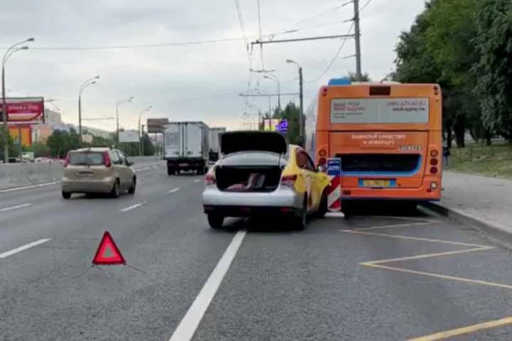 Пассажир такси пострадал в результате аварии на Алтуфьевском шоссе - vm.ru - Москва - район Отрадное