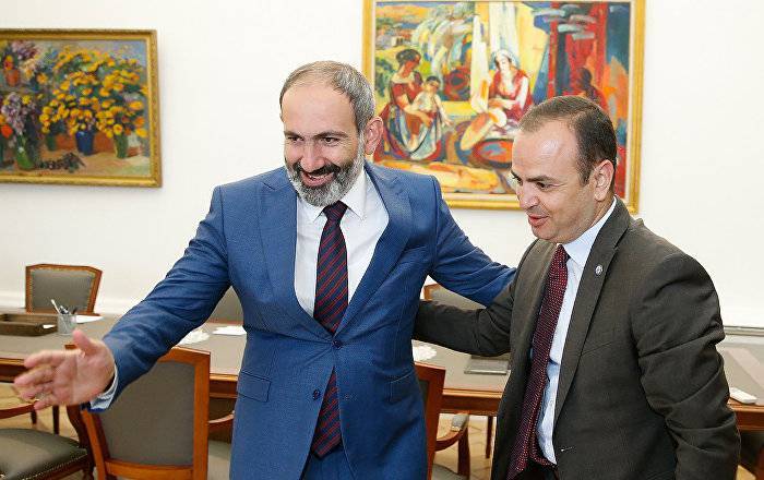 Зара Синанян - Бывший мэр Глендейла получил пост в правительстве Армении - ru.armeniasputnik.am - США - Армения