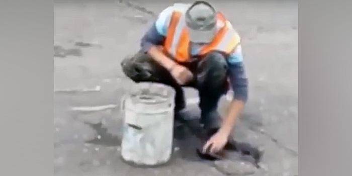В Амурской области дорожники собирали воду из луж тряпками, чтобы уложить асфальт - ruposters.ru - Амурская обл. - Свободный