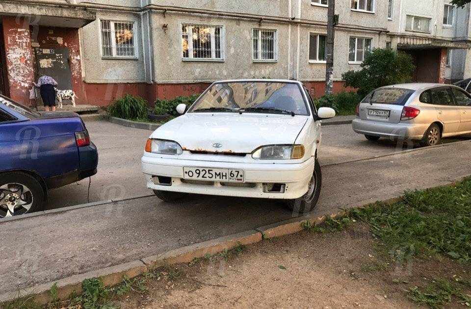 ВАЗ притворился пешеходом, чтобы припарковаться возле подъезда дома на Маршала Еременко - readovka.ru - Смоленск