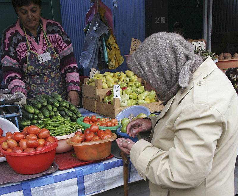 Петр Порошенко - Обнищавшие украинцы едят продукты, не отходя от прилавка (видео) - tvc.ru - Украина