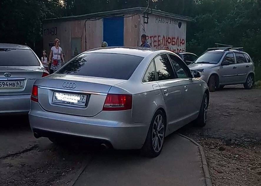 Трехлетний малыш чуть не погиб под колёсами агрессивного водителя в Смоленске - readovka.ru - Смоленск