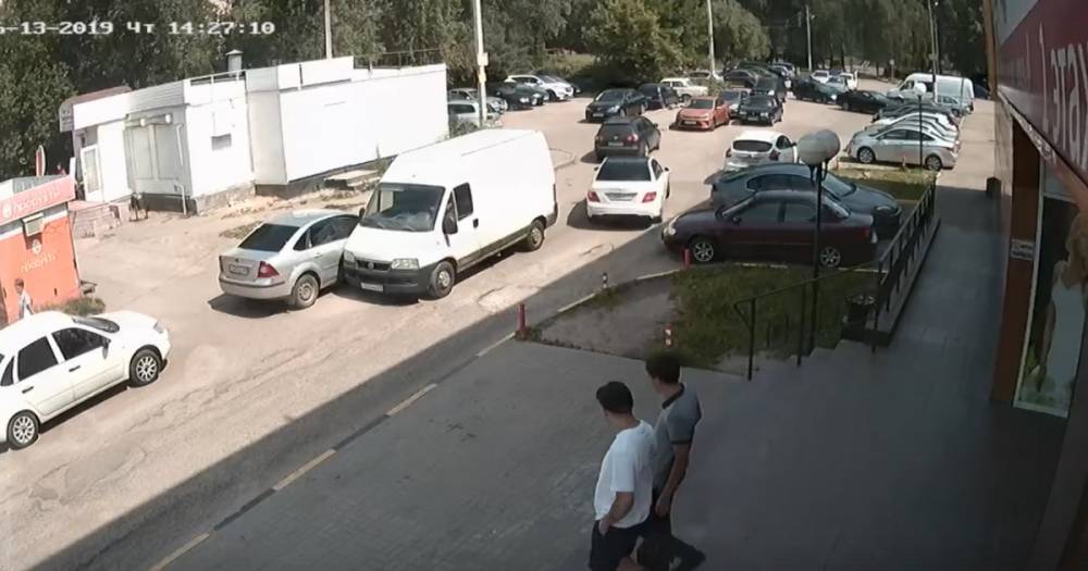 Смоленская автоледи разыскивает автохама, который покалечил ее машину - readovka.ru - Житомир