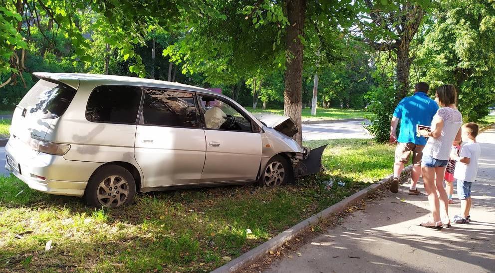 В Брянске автомобиль вылетел на газон и врезался в дерево - bragazeta.ru - Брянск - район Бежицкий