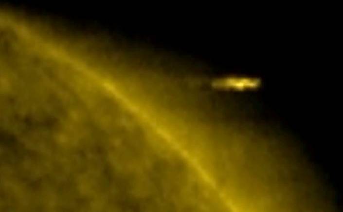 Скотт Уоринг - На снимках Солнца обнаружен выходящий из него огромный НЛО - actualnews.org