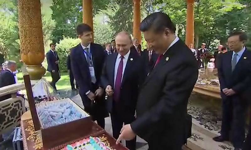 Владимир Путин - Дмитрий Песков - Си Цзиньпин - Путин поздравил Си Цзиньпина с днём рождения и подарил мороженое - bloknot.ru - Россия - Китай - Душанбе - Индонезия