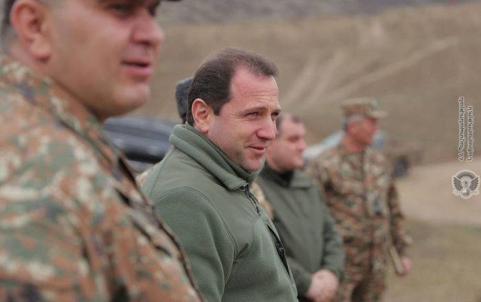 Давид Тоноян - Давид Тоноян посетил одну из боевых позиций Вооруженных сил Армении - ru.armeniasputnik.am - Армения