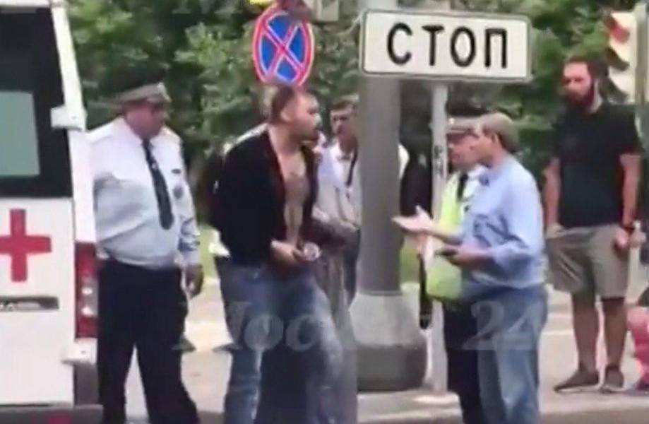Водителя перевернувшегося в центре Москвы внедорожника забрали в полицию - m24.ru - Москва - район Басманное