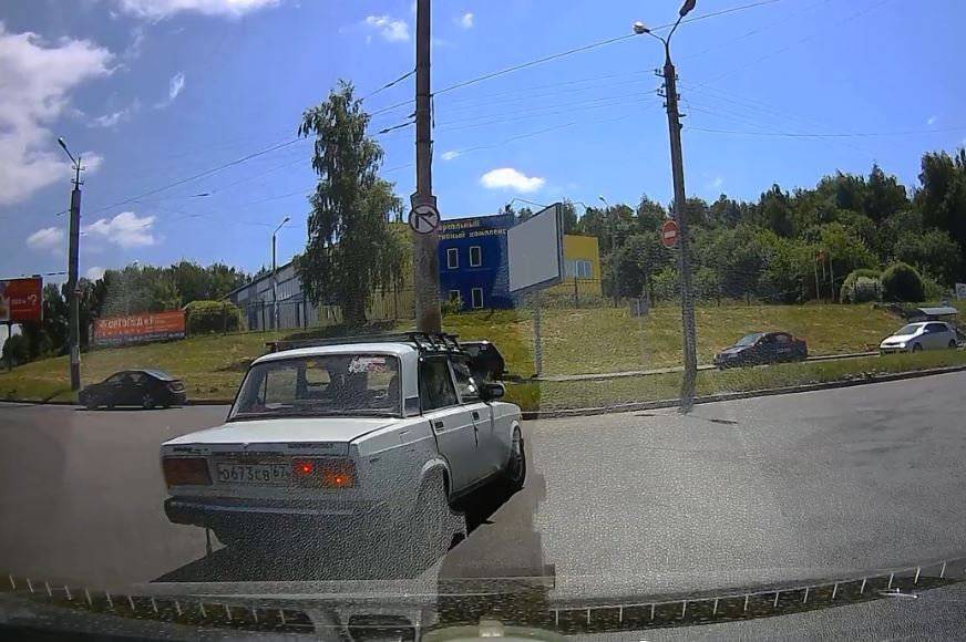 Лихач на «Жигулях» едва не спровоцировал аварию на проспекте Строителей - readovka.ru - Смоленск