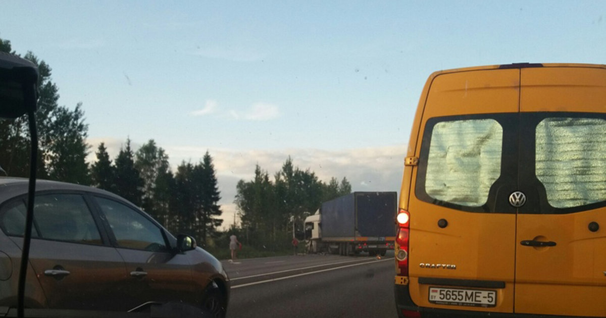 Трое в больнице: иномарка влетела под фуру на М-1 под Смоленском - readovka.ru - Смоленск