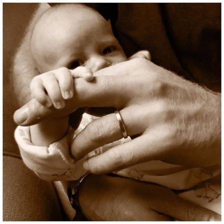принц Уильям - Елизавета II - принц Гарри - Кейт Миддлтон - В честь Дня отца принц Гарри и Меган Маркл показали новое фото с малышом Арчи - rusjev.net