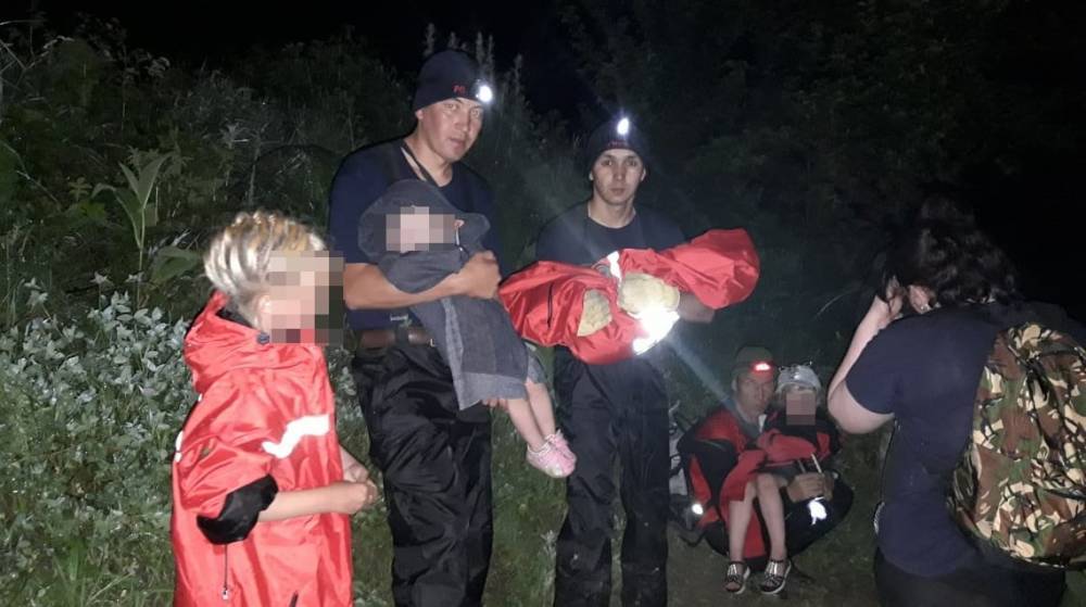 Дорогу размыло дождем: многодетная семья застряла в горах Алматы (фото) - nur.kz - Алма-Ата