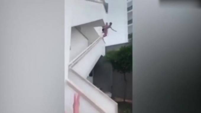 Турист спрыгнул с балкона на Майорке, чтобы получить страховую выплату от отеля - piter.tv - Англия