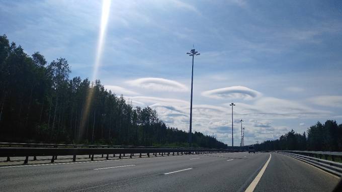 В небе над КАД заметили похожие на НЛО облака - piter.tv - Бронка