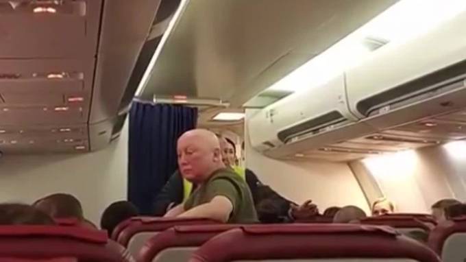 Видео из самолета: Пассажиры рейса Новосибирск - Паттайя устроили бунт перед взлетом - piter.tv - Новосибирск - Таиланд - Новосибирск