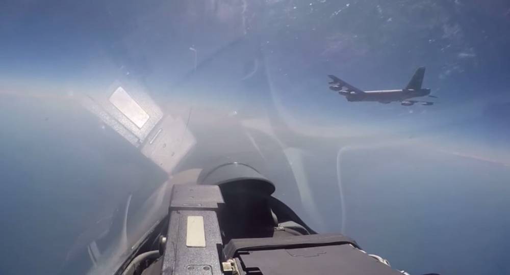 Опубликовано видео перехвата бомбардировщика ВВС США российским Су-27 - m24.ru - Россия - США