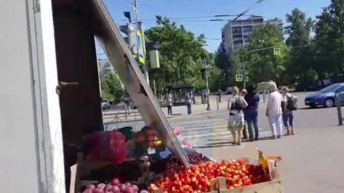 Две женщины пострадали во время падения крышки ларька на севере Петербурга - piter.tv - Санкт-Петербург