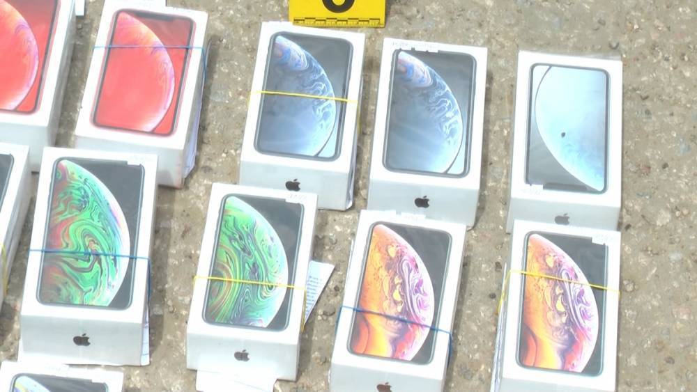 Вооруженные налетчики украли 43 iPhone из магазина в Актобе (фото) - nur.kz - Актобе