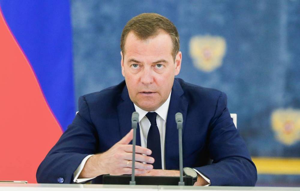 Дмитрий Медведев - Медведев предлагает повысить пособие по уходу за ребенком на принципе адресности - tass.ru - Россия