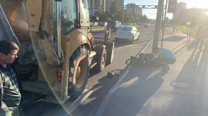 Фото: на Парашютной велосипедист столкнулся с трактором - piter.tv - Санкт-Петербург - р-н. Приморский