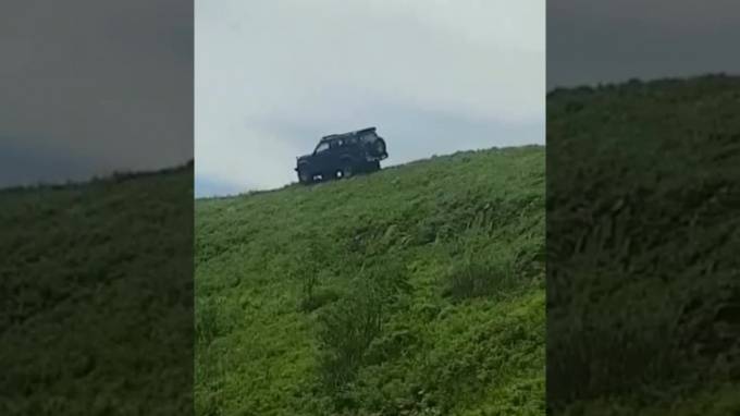 Видео от очевидца: Во Владивостоке джип сорвался с горы, люди вылетели из машины - piter.tv - Владивосток - Владивосток