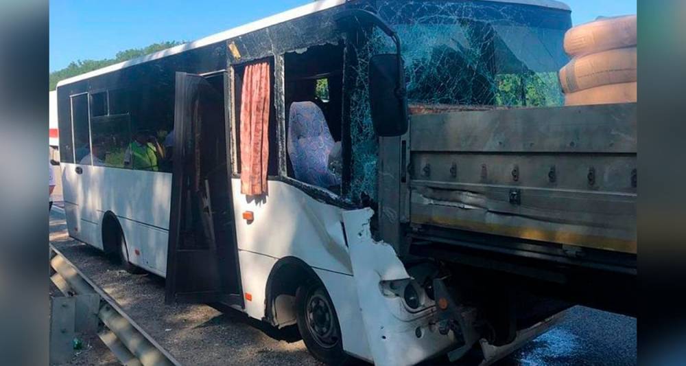 При столкновении автобуса и грузовика на Кубани пострадали 17 человек - m24.ru - Краснодарский край - район Северский